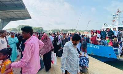 লঞ্চঘাটে কর্মস্থলে ফেরা মানুষের ভিড়