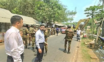 অবৈধ স্থাপনা গুঁড়িয়ে দিল প্রশাসন