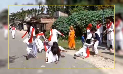ইউনিফর্ম পরে রাস্তায় চলছে চুল টানাটানি-ঘুষি, বাকিদের হাততালি