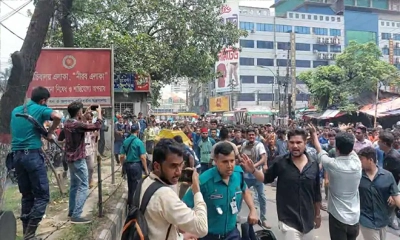 ব্যারিকেড ভেঙে যমুনা অভিমুখে জবি শিক্ষক-শিক্ষার্থীরা 