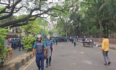 জবি শিক্ষার্থীদের ‘লং মার্চে’ টিয়ারশেল-সাউন্ড গ্রেনেড নিক্ষেপ