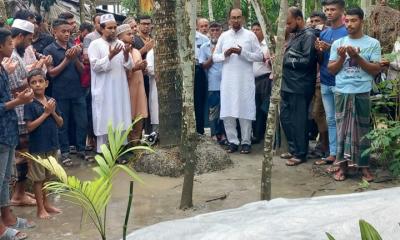 কোটা আন্দোলনে নিহত সুজনের কবর জিয়ারত করলেন বিএনপি নেতা