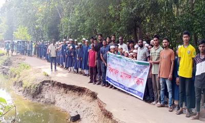 কুলাউড়ায় ভাঙ্গা সড়ক মেরামতের দাবিতে এলাকাবাসীর মানববন্ধন