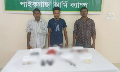 খুলনায় অস্ত্রসহ আটক দেবব্রত, প্রীতম ও রসময় বিশ্বাস