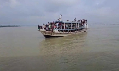 ডুবোচরে লঞ্চের ধাক্কা, তিন যাত্রী নদীতে