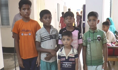 মাঠে কাগজ নিয়ে খেলা করায় ৭ মাদ্রাসা ছাত্রকে বেত্রাঘাত