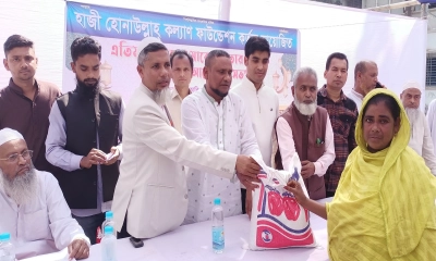 মাদারীপুরে অসহায় মানুষের মাঝে ইফতার সামগ্রী বিতরণ