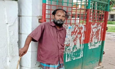 কার্ডের জন্য দ্বারে দ্বারে  ঘুরছেন সাবেক মেম্বার