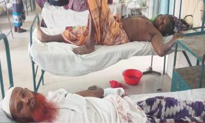মাদক বিক্রিতে বাধা দেওয়ায় চারজনকে কুপিয়ে জখম