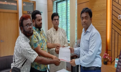 গণমাধ্যম সপ্তাহের রাষ্ট্রীয় স্বীকৃতির দাবিতে বরগুনায় স্মারকলিপি প্রদান