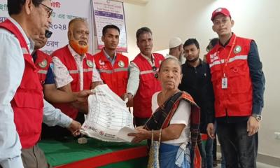 বাঘাইছড়িতে বন্যার্তদের মাঝে রেড ক্রিসেন্ট সোসাইটির খাদ্য সামগ্রী বিতরণ