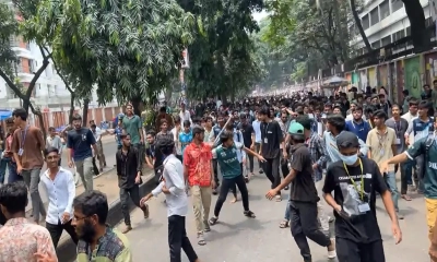 বিক্ষোভ করছেন শিক্ষার্থীরা। ছবি- সংগৃহীত