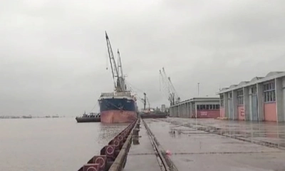 মোংলায় টানা বৃষ্টিতে সার-চাল খালাস বন্ধ
