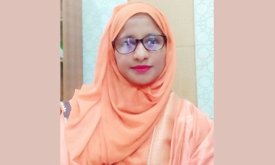 সংবাদ পাঠিকা মনি চৌধুরী।