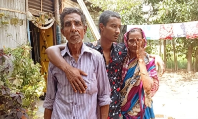 ১৩ বছর পর মা-বাবার কাছে ফিরে এলেন আকরাম