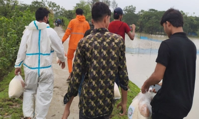 হাতিয়ার পানিবন্দি পরিবারের পাশে হান্নান মাসউদ