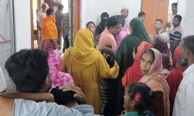 নিহতের স্বজনেরা। ছবি- সংগৃহীত