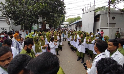 ইন্টার্নশিপ ভাতাসহ ৬ দাবিতে আন্দোলনে নার্সিং শিক্ষার্থীরা