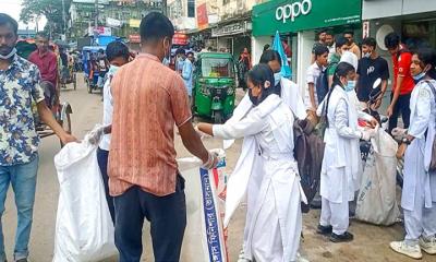 সুনামগঞ্জে ট্রাফিক ও রাস্তা পরিস্কারের কাজে শিক্ষার্থীরা
