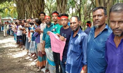 নোয়াখালীতে চেয়ারম্যানের পদত্যাগের দাবিতে মানববন্ধন