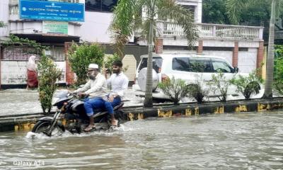 ভারী বৃষ্টিতে যশোর শহরে জলাবদ্ধতা-বিদ্যুৎ বিভ্রাট