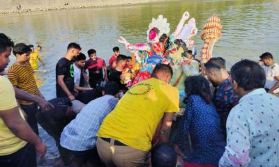 চকরিয়ায় প্রতিমা বিসর্জনে মানুষের ঢল