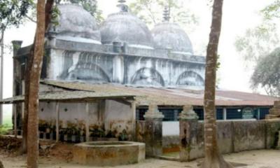 প্রাচীন নিদর্শন বালিয়াডাঙ্গীর ৬০০ বছরের সনগাঁও তিন গম্বুজ মসজিদ