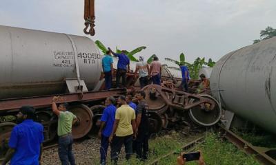 মালবাহী ট্রেনের ৮ ট্যাংকার লাইনচ্যুত, দেশের রেল যোগাযোগ বিচ্ছিন্ন