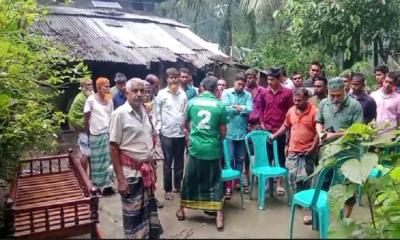 ঘূর্ণিঝড় দানার প্রভাবে গাছ পড়ে পথচারী নিহত