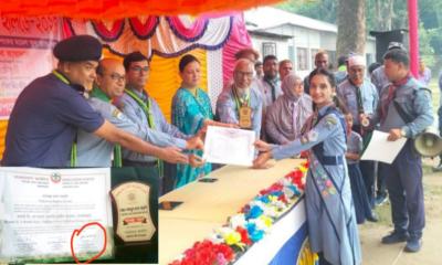 শেখ হাসিনার স্বাক্ষর করা সনদ বিতরণ করলেন জেলা প্রশাসক