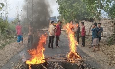 খাগড়াছড়িতে ইউপিডিএফের ডাকে সড়ক অবরোধ চলছে