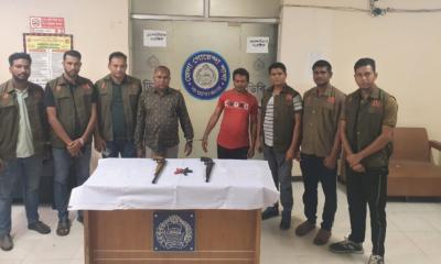 খুরুশকুলে সিএনজি থেকে দুটি অস্ত্র ও গুলিসহ গ্রেপ্তার ২, সিএনজি জব্দ