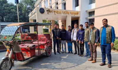 জয়পুরহাটে ছিনতাই হওয়া অটোরিকশাসহ আটক ৩