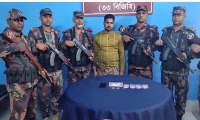 সাতক্ষীরায় স্বর্ণের বারসহ চোরাকারবারী আটক