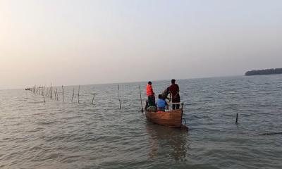 বলেশ্বর নদীতে অবৈধ ঘোপজাল জব্দ