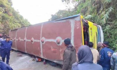 খাগড়াছড়িতে পাহাড়ে ধাক্কায় প্রাণে বেঁচে গেল পর্যটকরা, আহত ২০