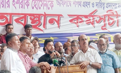 নগর ভবনের সামনে ঢাকাবাসীর ব্যানারে অনুষ্ঠিত গণ-অবস্থান কর্মসূচিতে কথা বলছেন বিএনপি নেতা ইশরাক হোসেন।    ছবি: সংগৃহীত