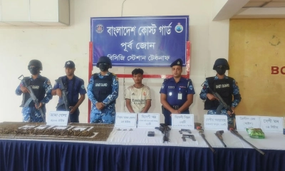 কক্সবাজারের টেকনাফে যৌথ বাহিনীর অভিযানে দেশি-বিদেশি অস্ত্র, ও মাদক উদ্ধার করা হয়েছে।  ছবি- রূপালী বাংলাদেশ