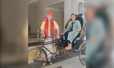 ঢাকা ছাড়ার আগে স্ত্রীকে নিয়ে রিকশা চালিয়ে ঘুরলেন জার্মান দূত