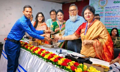 দৈনিক রূপালী বাংলাদেশ পত্রিকার ভাঙ্গুড়া উপজেলা প্রতিনিধি সাখাওয়াত হোসেন অতিথিদের থেকে পুরস্কার নিচ্ছেন। ছবি- রূপালী বাংলাদেশ