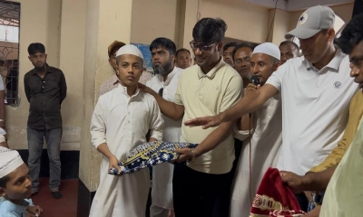 এতিমদের মাঝে খাবার ও জায়নামাজ বিতরণ করলেন যুবদলের নয়ন 