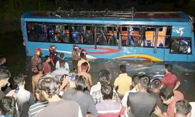 বৌভাতের দাওয়াত খেয়ে ফেরার পথে বাস পুকুরে, নিহত ৩