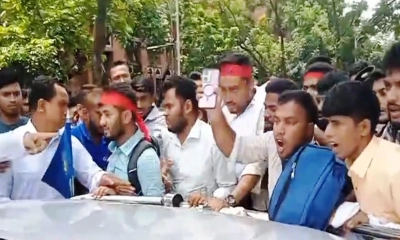 অটোপাসের দাবিতে উপাচার্যের ওপর হামলা