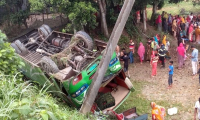 টাঙ্গাইলে নিয়ন্ত্রণ হারিয়ে বাস খাদে, নিহত ২