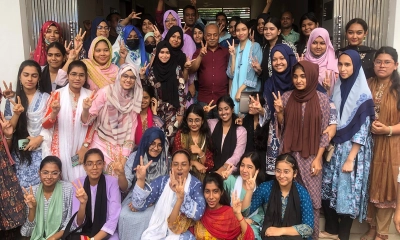 এসএসসি পরীক্ষার ফল পেয়ে উচ্ছ্বসিত শিক্ষার্থীরা। ছবি- সংগৃহীত