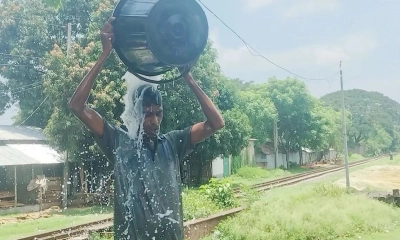 দুধ দিয়ে গোসল করছেন নলডাঙ্গার যুবক শাকিল মণ্ডল। ছবি- রূপালী বাংলাদেশ