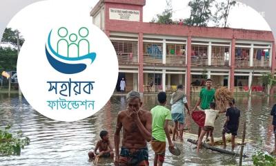 সুবর্ণচরে বন্যার্তদের মাঝে সহায়ক ফাউন্ডেশন কুষ্টিয়া ত্রাণ বিতরণ