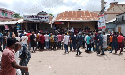 তালতলীতে বিএনপির দু’পক্ষের সংঘর্ষ, নৌবাহিনীর লাঠিচার্জ 