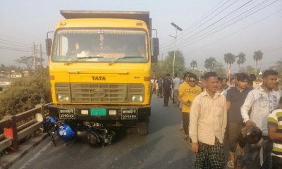 মোটরসাইকেল থেকে রাস্তায় ছিটকে পড়লো তিন বন্ধু, ট্রাকচাপায় নিহত ২