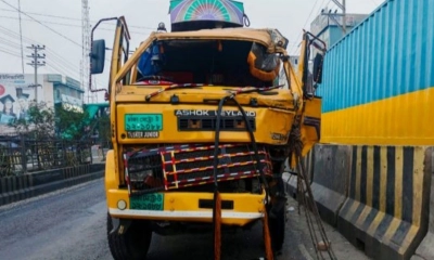 সাভারে বাসে ওঠার সময় ট্রাকের ধাক্কায় দুই যাত্রী নিহত